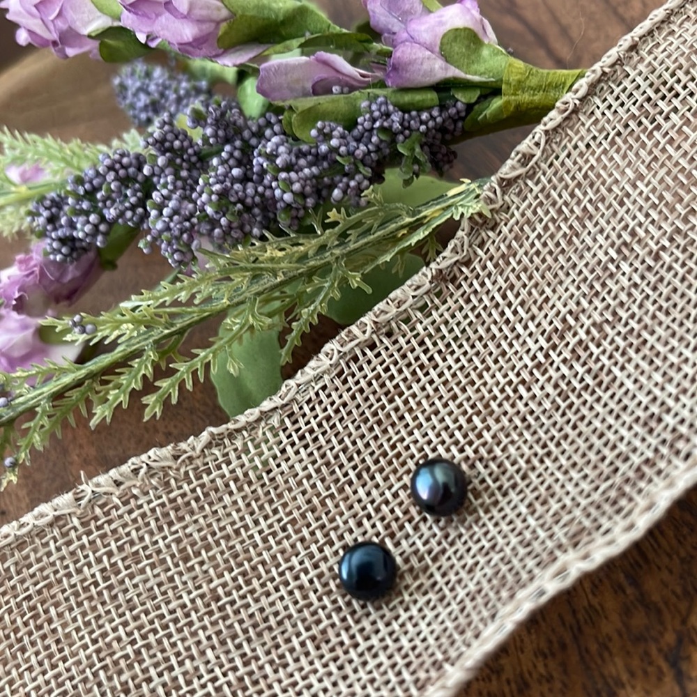 Gorgeous Black Pearl Stud Earrings